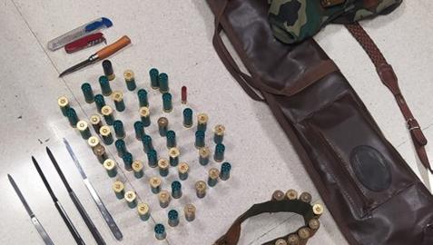 Armas Armas incautadas al conductor que circulaba haciendo eses por la avenida Bayona de Pamplona