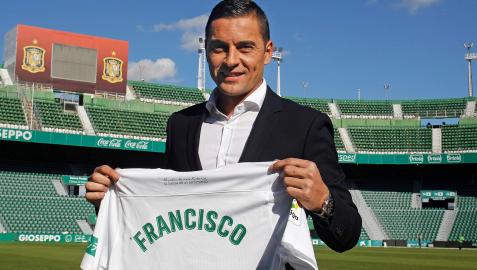 Francisco Francisco, con la camiseta del Elche sobre el cásped del Martínez Valero durante su presentación