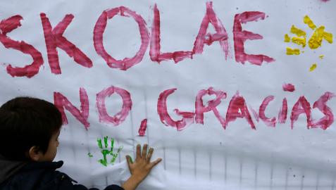 Un niño pinta una pancarta en la concentración contra Skolae que reunió a miles de navarros en 2018. Un niño pinta una pancarta en la concentración contra Skolae que reunió a miles de navarros en 2018.
