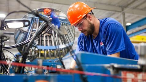Hombre trabajando En el último año ha crecido el número de empleados de Formación Profesional
