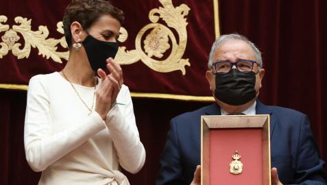 Luis Sabalza Luis Sabalza recibe la Medalla de Oro de manos de María Chivite