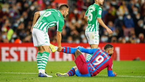 BarcelonaBetisV Victor Ruiz se interesa por el estado del delantero del F.C. Barcelona, Memphis Depay, durante el choque