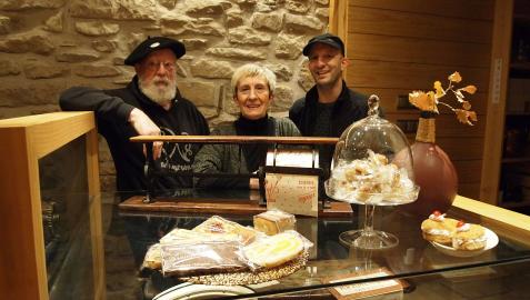 Juan Pedro Aramendia García, Ana Landa Lorés y su hijo Iker Aramendia Landa, en uno de los rincones de la pastelería sangüesina Juan Pedro Aramendia García, Ana Landa Lorés y su hijo Iker Aramendia Landa, en uno de los rincones de la pastelería sangüesina
