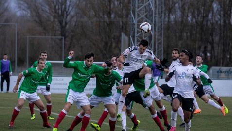 El delantero del Burgos Promesas Nacho Heras, autor del gol de su equipo, remata de cabeza un córner defendido por el San Juan. diario de burgos El delantero del Burgos Promesas Nacho Heras, autor del gol de su equipo, remata de cabeza un córner defendido por el San Juan. diario de burgos