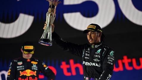 F!Arabia Lewis Hamilton celebra el triunfo con Max Verstappen a la izquierda