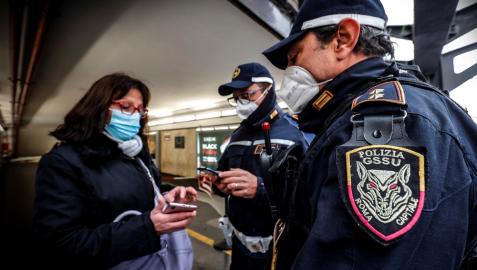 Pasaporte covid Roma Agentes de Policía, controlando el pasaporte covid en Roma