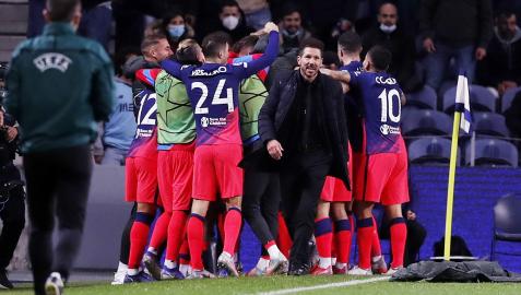 AtletiOporto Los jugadores del Atlético, con el Cholo Simeone, celebran uno de los tantos
