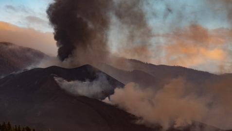 El volcán de Cumbre Vieja sigue con su actividad de emisión de piroclastos y de lava fluida El volcán de Cumbre Vieja sigue con su actividad de emisión de piroclastos y de lava fluida