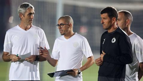 JGracia Javi grcia, junto a técnicos del Al Sadd durante su primer entrenamiento