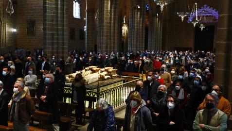 Los bancos ocupados y gente de pie en los laterales durante la misa de la Inmaculada en la catedral Los bancos ocupados y gente de pie en los laterales durante la misa de la Inmaculada en la catedral