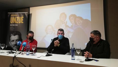 LibroUnzue1 Un momento de la presentación con Juan Carlos Unzué en el centro de la imagen