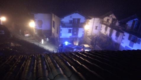 Arde una chimenea de una vivienda en Lekaroz y se propaga a cubierta Arde una chimenea de una vivienda en Lekaroz y se propaga a cubierta