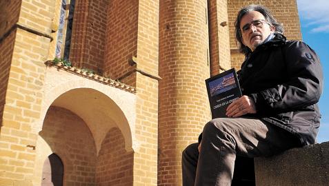 Ángel Andueza en la chofeta de Artajona, frente a la iglesia de San Saturnino en El Cerco Ángel Andueza en la chofeta de Artajona, frente a la iglesia de San Saturnino en El Cerco