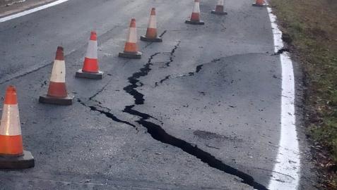 El terreno que soporta la carretera se ha venido abajo El terreno que soporta la carretera se ha venido abajo