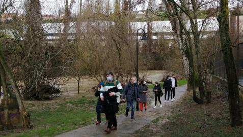 Un grupo de alumnos de la Escuela de Arquitectura realizando uno de los recorridos por la comarca de Pamplona Un grupo de alumnos de la Escuela de Arquitectura realizando uno de los recorridos por la comarca de Pamplona