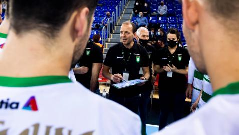 AnaiCopa Quique Domínguez, entrenador del Helvetia Anaitasuna, dando instrucciones a sus jugadores en un duelo anterior.
