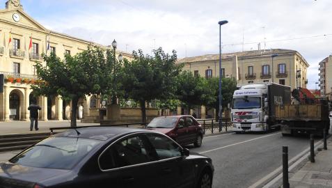 Un vehículo de gran tonelaje circula por la travesía de Tafalla a la altura del ayuntamiento. Un vehículo de gran tonelaje circula por la travesía de Tafalla a la altura del ayuntamiento.