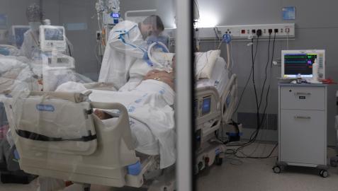 Imagen de un paciente en la UCI de un hospital en Madrid Imagen de un paciente en la UCI de un hospital en Madrid