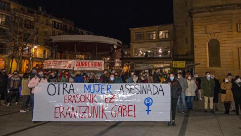 PARÓN PARA ACUDIR A LA CONCENTRACIÓN POR SARA PINA. El pleno se interrumpió a las siete y se retomó después para que los ediles, en la imagen, pudieran asistir a la concentración convocada en la plaza de los Fueros en recuerdo de la mujer asesinada en Tud PARÓN PARA ACUDIR A LA CONCENTRACIÓN POR SARA PINA. El pleno se interrumpió a las siete y se retomó después para que los ediles, en la imagen, pudieran asistir a la concentración convocada en la plaza de los Fueros en recuerdo de la mujer asesinada en Tudela