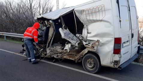 furgoneta tudela accidente Un agente de la Policía Foral, junto a la furgoneta accidentada