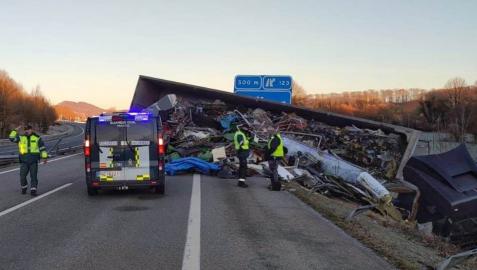 El camión accidentado quedó volcado bloqueando un carril. A su vez, el impacto sobre la valla metálica cortó el paso en sentido Irun El camión accidentado quedó volcado bloqueando un carril. A su vez, el impacto sobre la valla metálica cortó el paso en sentido Irun