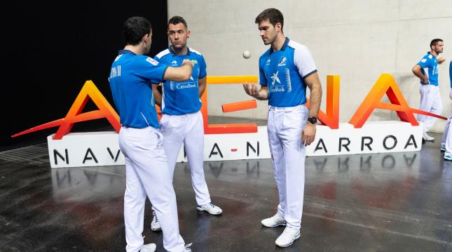 Jokin Altuna, Erik Jaka y José Javier Zabaleta, el pasado 15 de septiembre en el Navarra Arena Jokin Altuna, Erik Jaka y José Javier Zabaleta, el pasado 15 de septiembre en el Navarra Arena