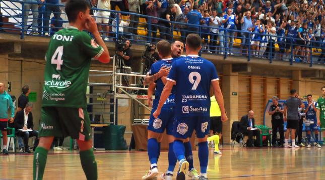 Los jugadores del Manzanares Quesos el Hidalgo celebran un gol ante la presencia de Toni Escribano Los jugadores del Manzanares Quesos el Hidalgo celebran un gol ante la presencia de Toni Escribano