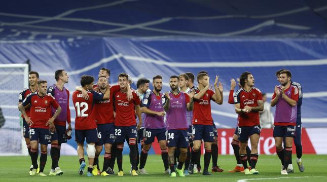 Alegría de los jugadores de Osasuna en el césped del Santiago Bernabéu tras el empate conseguido Osasuna