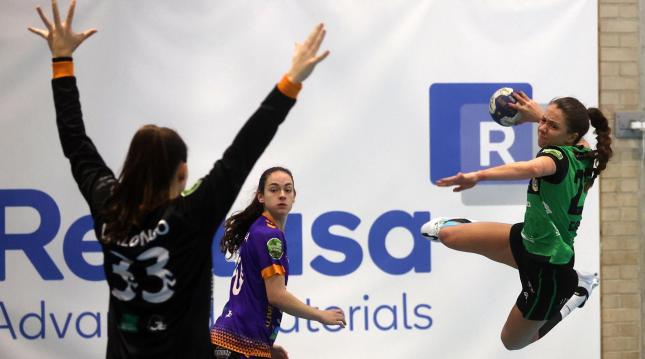 Paula Garcia brilló ayer en la dirección ofensiva del equipo, compartida junto con una Maca Sans que volvió a ser decisiva para el Gurpea Paula Garcia brilló ayer en la dirección ofensiva del equipo, compartida junto con una Maca Sans que volvió a ser decisiva para el Gurpea