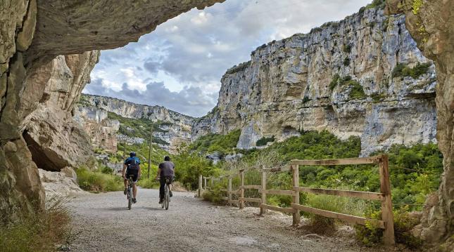 La Foz de Lumbier es uno de los lugares más interesantes de Navarra. En la imagen, dos ciclistas entrando por el camino La Foz de Lumbier es uno de los lugares más interesantes de Navarra. En la imagen, dos ciclistas entrando por el camino