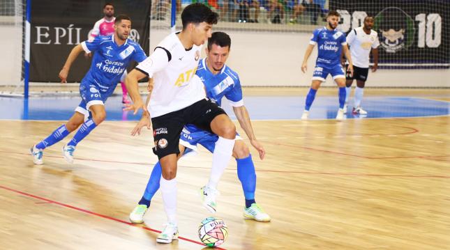 Manzanares - Ribera Navarra Anás, del ATP Ribera Navarra, protege el balón ante la presión de Gallo