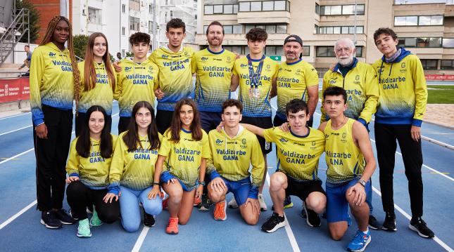 Equipo GANA De izda. a dcha., de pie: Precious Isaac, Salma Laquidáin, Pablo Pérez, Martín Mateos, Gordon Fleming (entrenador), Aritz Goñi, con sus medallas, Carlos Santamaría, Félix Navarro (director técnico), Amaiur Monreal; agachados, Illargi Etxarri, Irati Antón, Irati Sánchez, Ekaitz Ganuza, Beñat Monreal e Iker Villanueva, la pasada semana en Larrabide