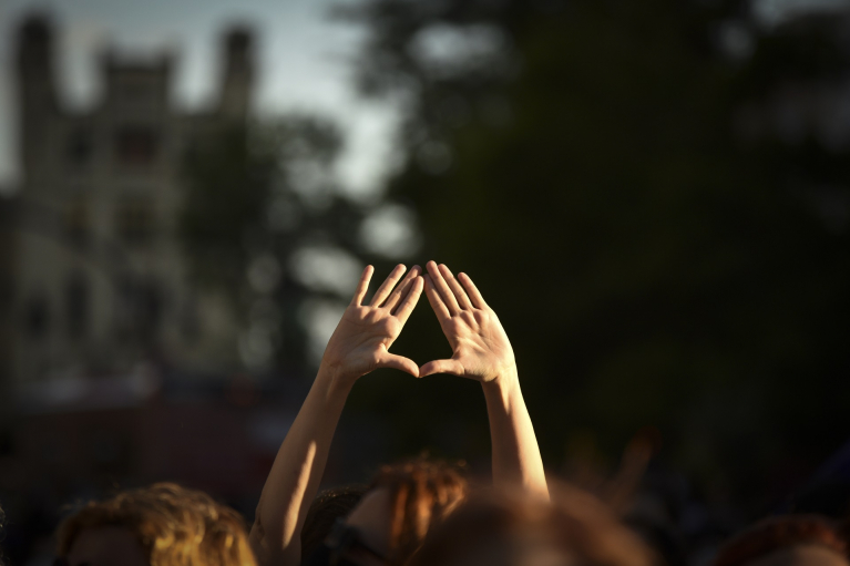 Una mujer participa en una concentración contra los crímenes machistas el 22 de junio de 2021, en Valencia