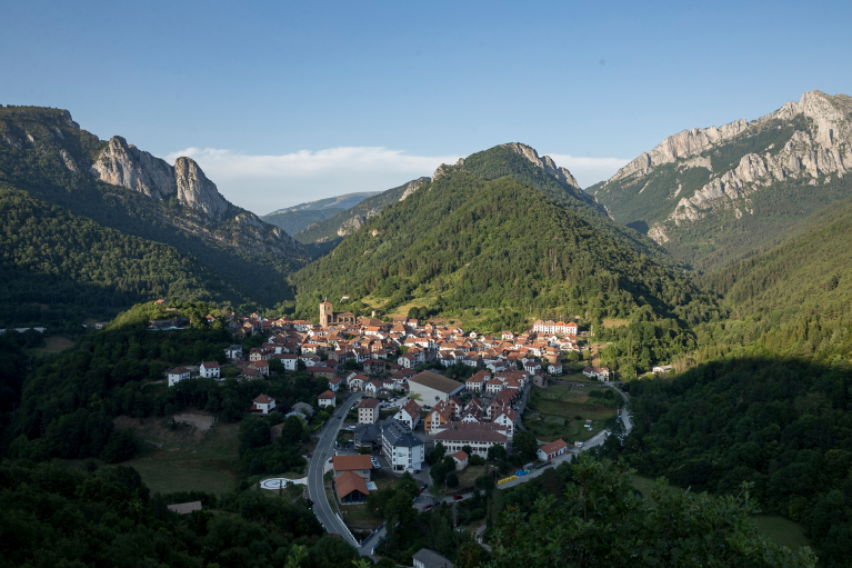 Vista del pueblo de Isaba desde una de las montañas cercanas, desde donde se distingue el helipuerto y la parroquia de San Cipriano
