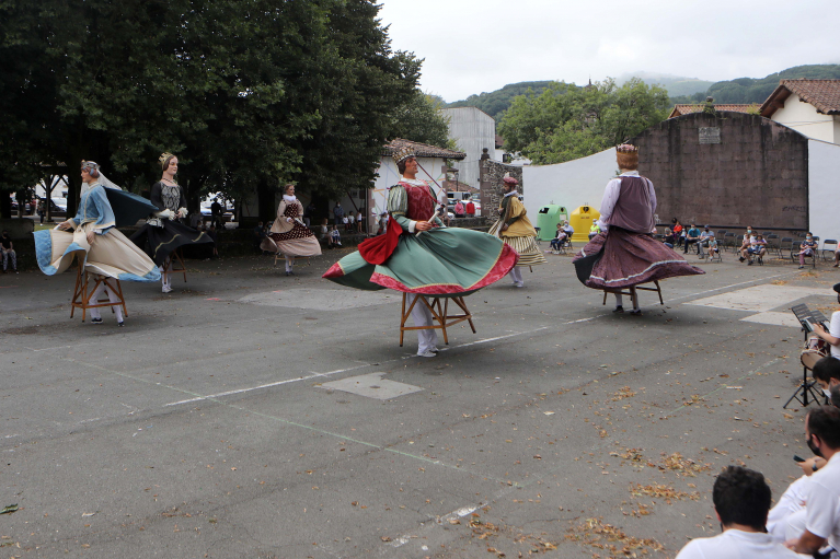 La plaza del frontón acogió ayer un baile de los seis gigantes de Elizondo. Fue una función a la que los asistentes acudieron con pases y mantuvieron las distancias La plaza del frontón acogió ayer un baile de los seis gigantes de Elizondo. Fue una función a la que los asistentes acudieron con pases y mantuvieron las distancias