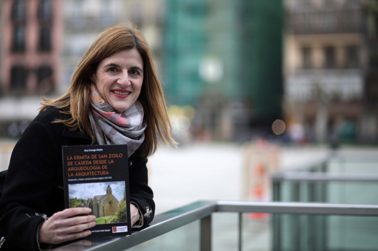 Ana Uranga Otaño La arquitecta Ana Uranga Otaño posa con el libro dedicado a la ermita de San Zoilo de Cáseda