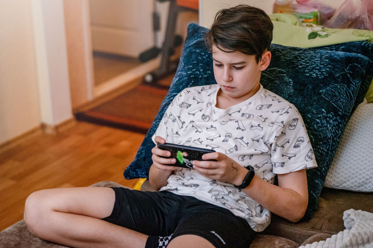 Niño con un teléfono móvil Niño con un teléfono móvil