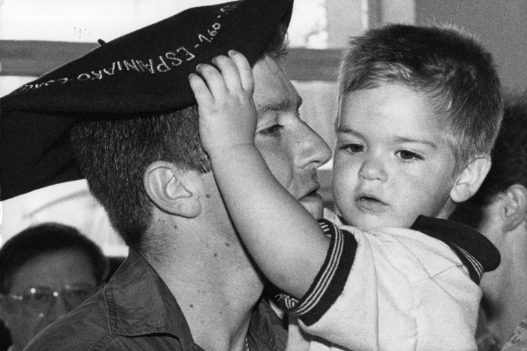 ladis galarza Ladis Galarza, junto a su hijo con el que comparte nombre, con la txapela que logró en el 1992
