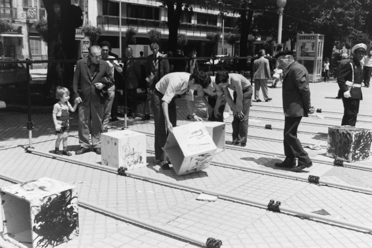 Encuentros del 72 en el Paseo Sarasate Varias personas contemplan la instalación 'Estructuras tubulares' que el artista Isidoro Valcárcel Medina montó en el Paseo Sarasate.