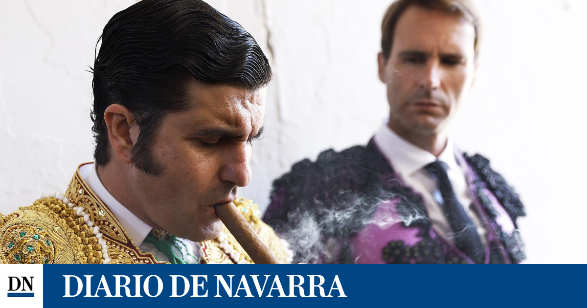Morante de la Puebla, advertido por la Guardia Civil en Navalcarnero por fumarse un puro en el callejón