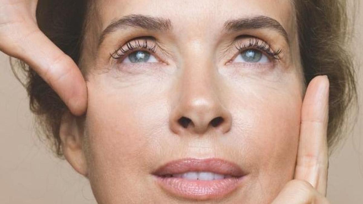 <![CDATA[Cómo cuidar la piel a partir de los 50: menos productos, más criterio]]>