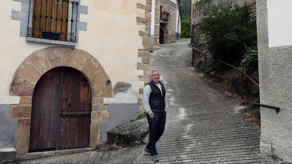 <![CDATA[Así es la vida en el pueblo más pequeño y envejecido de Navarra, que resiste a la despoblación]]>
