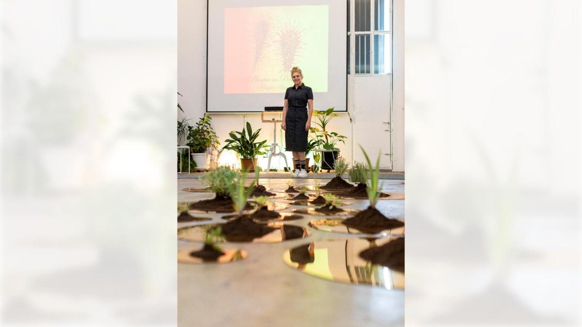 <![CDATA[Monika Aranda dirige ahora su arte a la flora en peligro]]>