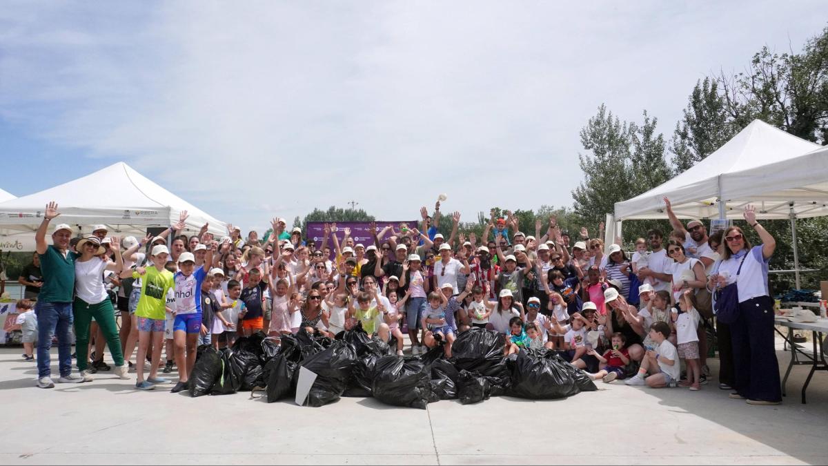 <![CDATA[Unos 200 voluntarios retiran más de 100 k