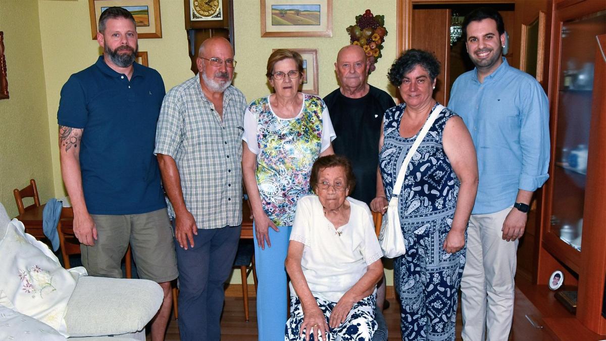 Zizur Mayor felicita a su vecina centenaria Carmen Rodrigo Navascués