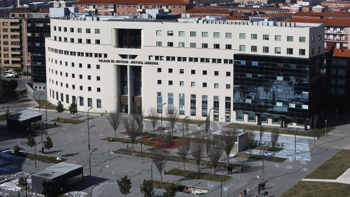 Anulan una indemnización de 126.000 euros a una directiva navarra que regresó tras 16 años de excedencia