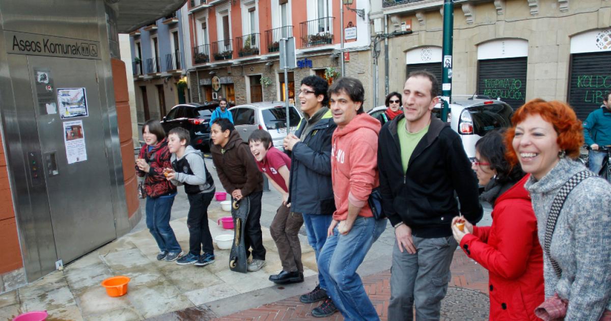 Una 'performance' para pedir la apertura de baños públicos | Noticias