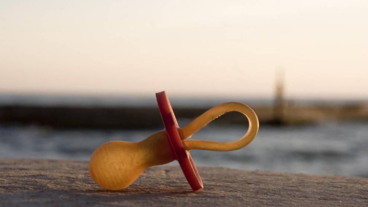 <![CDATA[Una experta aconseja iniciar la retirada del chupete al año de vida para evitar alteraciones en el maxilar]]>