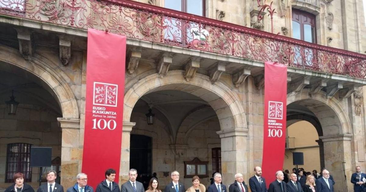 Uxue Barkos, En El Centenario De Eusko Ikaskuntza