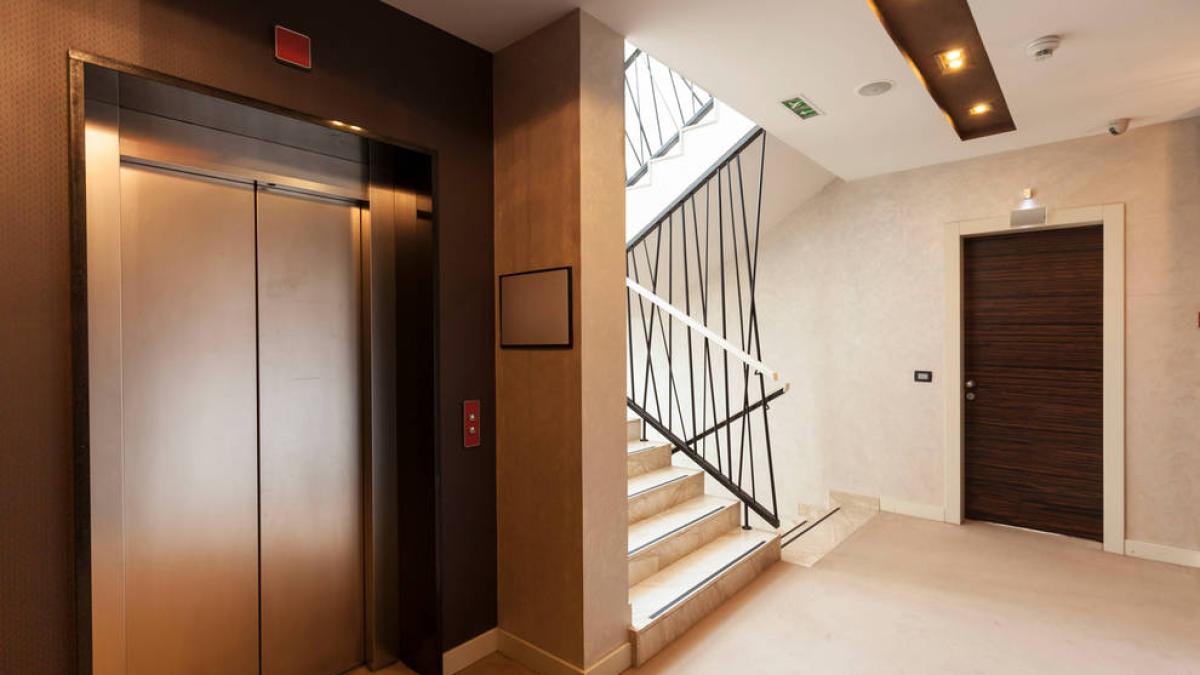 <![CDATA[La Ley de Propiedad Horizontal lo confirma: ¿se pueden dejar bicis o carritos de bebé en el rellano?]]>